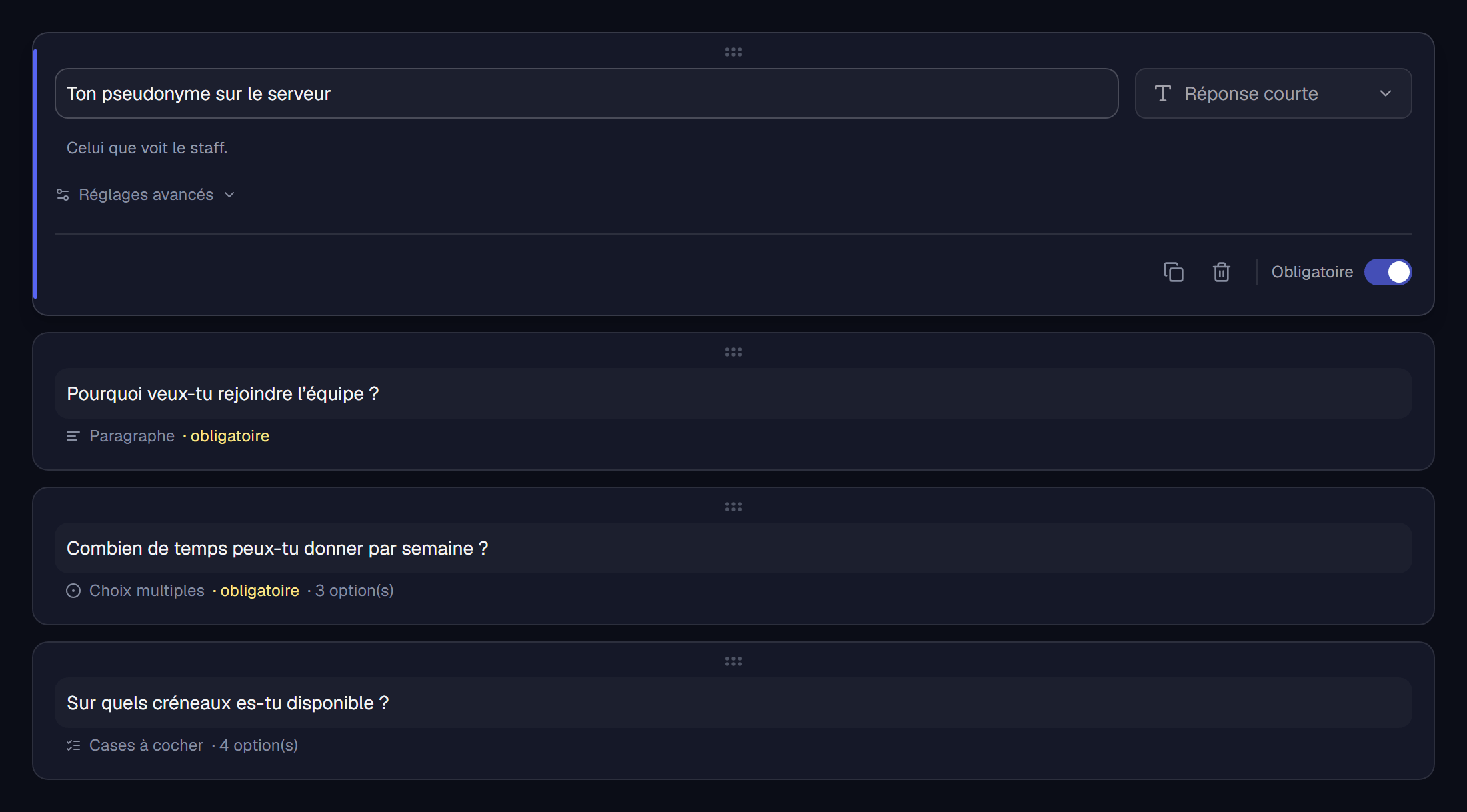 Éditeur de questions du CRM : cartes empilées, menu de type à droite, options de réponse en ligne avec pastilles rondes et cases carrées.